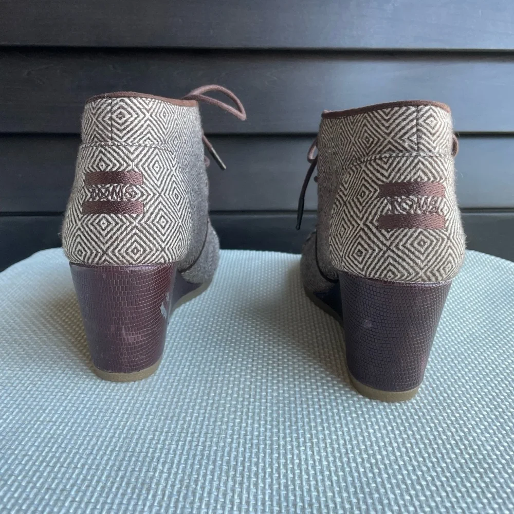 Tom’s Brown Wedge Heel Lace Up booties Size 7